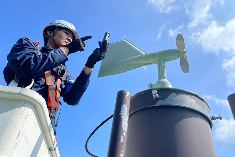 気象観測装置点検の写真